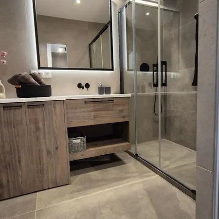 Luxurious Almond Apartment, Self Check-in 24h, Parking, Air-conditioning Apartment