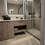 Luxurious Almond Apartment, Self Check-in 24h, Free Parking, Air-conditioning 公寓